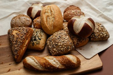 Çeşitli kabuklu Alman ekmekleri ve yumuşak hamur işleri lezzetli bir ziyafet sunar. Kahvaltı ve kahvaltı için birebirdir.