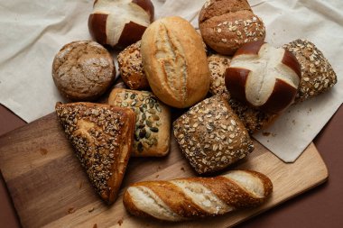 Farklı tipte kabuklu Alman çörekleri.