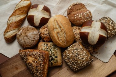 Çeşitli kabuklu Alman ekmekleri ve yumuşak hamur işleri lezzetli bir ziyafet sunar. Kahvaltı ve kahvaltı için birebirdir.