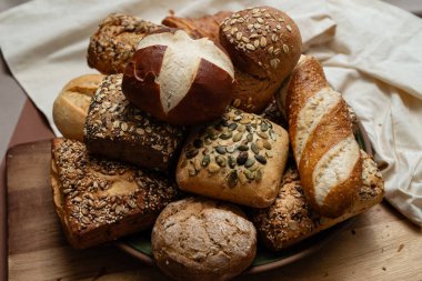 Çeşitli kabuklu Alman ekmekleri ve yumuşak hamur işleri lezzetli bir ziyafet sunar. Kahvaltı ve kahvaltı için birebirdir.