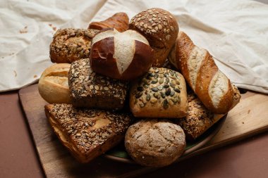 Çeşitli kabuklu Alman ekmekleri ve yumuşak hamur işleri lezzetli bir ziyafet sunar. Kahvaltı ve kahvaltı için birebirdir.