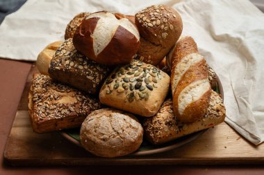Çeşitli kabuklu Alman ekmekleri ve yumuşak hamur işleri lezzetli bir ziyafet sunar. Kahvaltı ve kahvaltı için birebirdir.