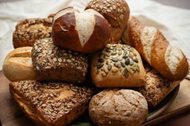 Çeşitli dokulara sahip altın-kahverengi Alman fırını ürünleri