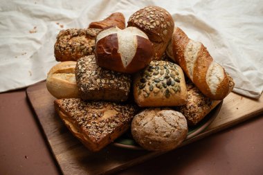 Farklı tipte kabuklu Alman çörekleri.