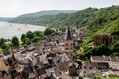 Bacharach havadan panoramik görünümü. Bacharach Ren Vadisi Rhineland-Palatinate, Almanya için küçük bir kasabadır