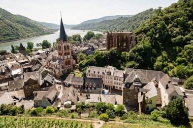 Bacharach havadan panoramik görünümü. Bacharach Ren Vadisi Rhineland-Palatinate, Almanya için küçük bir kasabadır