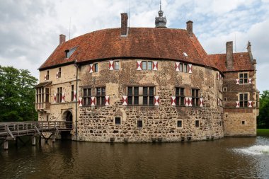 Ludinghausen, Almanya - 26 Temmuz 2025: Burg Vischering, Almanya 'nın Ldinghausen kentinde bulunan tarihi bir ortaçağ su kalesi.