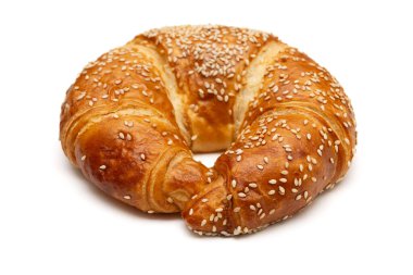 Yuvarlak susam tohumu kruvasanı beyaz arka planda izole edilmiş.