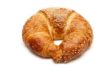 Yuvarlak susam tohumu kruvasanı beyaz arka planda izole edilmiş.