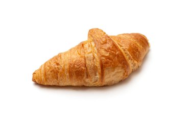 Geleneksel tereyağlı kruvasan beyaz arka planda izole edilmiş.
