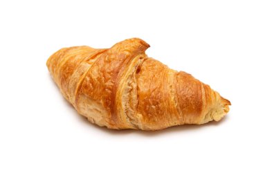Geleneksel tereyağlı kruvasan beyaz arkaplanda izole edilmiş