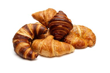 Beyaz arka planda izole edilmiş çeşitli Fransız kruvasanları.