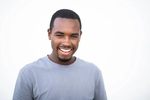 Portret Van Knappe Jonge Afrikaans Amerikaanse Man Glimlachend Tegen Witte — Stockfoto