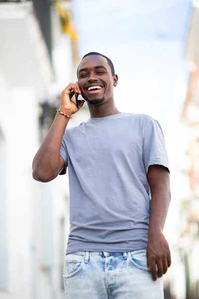 Portrait Homme Afro Américain Souriant Parlant Sur Téléphone Portable Extérieur — Photo