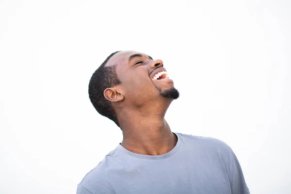 年轻快乐的非洲裔美国人在白人背景下大笑的侧面肖像 — 图库照片