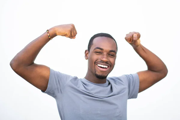 Retrato Jovem Negro Alegre Flexionando Bíceps Sorrindo Isolado Parede Branca — Fotografia de Stock