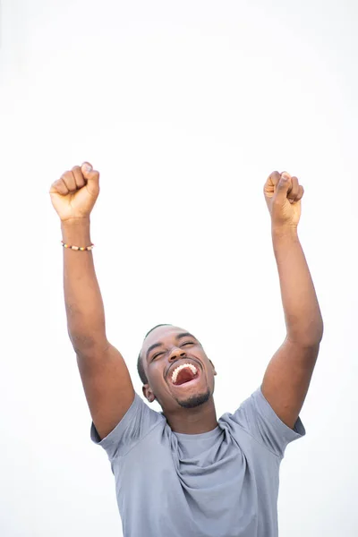 白い背景に手を挙げて興奮した若いアフリカ人男性の肖像画 — ストック写真