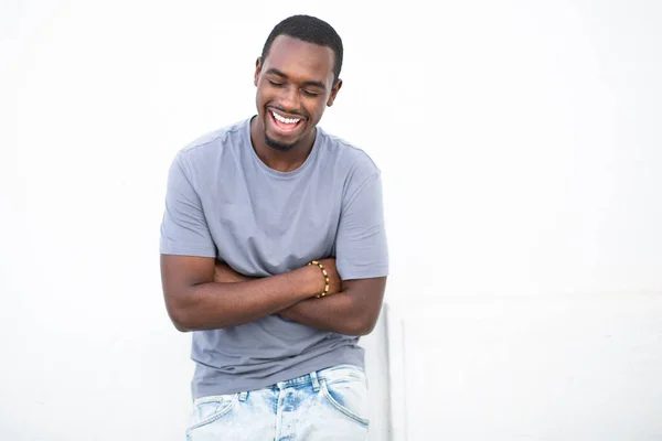 明るい若いアフリカ系アメリカ人の男の肖像白い壁に対して交差腕を笑顔 — ストック写真