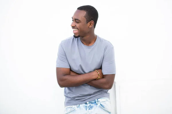 Πορτρέτο Του Χαμογελαστού Νεαρού Αφροαμερικανού Χέρια Σταυρωμένα Κοιτάζοντας Μακριά Ενάντια — Φωτογραφία Αρχείου