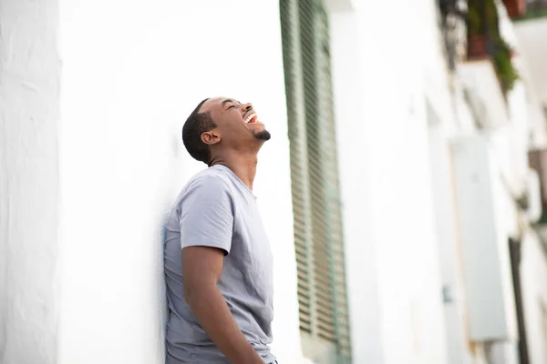 Πλευρικό Πορτραίτο Ενός Νεαρού Μαύρου Άντρα Γέρνει Στον Τοίχο Έξω — Φωτογραφία Αρχείου