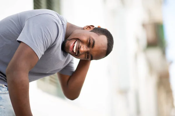 Close Portret Van Vrolijke Jonge Afrikaanse Man Buigen Lachen Buiten — Stockfoto