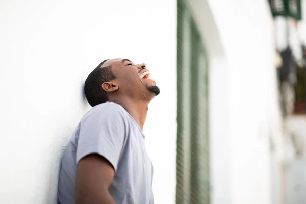 Detailní Boční Portrét Šťastný Mladý Afričan Chlap Opírající Zeď Venku — Stock fotografie