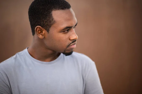 Portrait Rapproché Jeune Homme Noir Regardant Loin Pensant Sur Fond — Photo