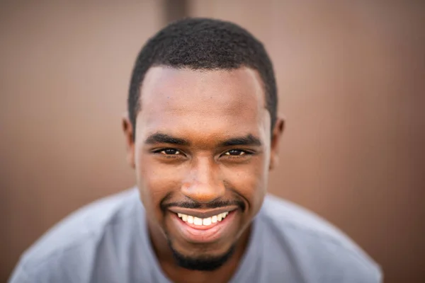 Close Portret Van Knappe Jonge Afrikaanse Amerikaanse Man Glimlachen — Stockfoto