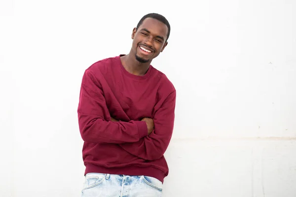 Portrét Pohledného Mladého Afričana Usmívajícího Rukama Zkříženýma Bílé Stěně — Stock fotografie