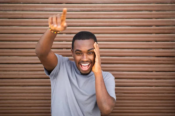 Портрет Крутого Молодого Африканского Американца Выглядящего Возбужденным Деревянном Фоне — стоковое фото