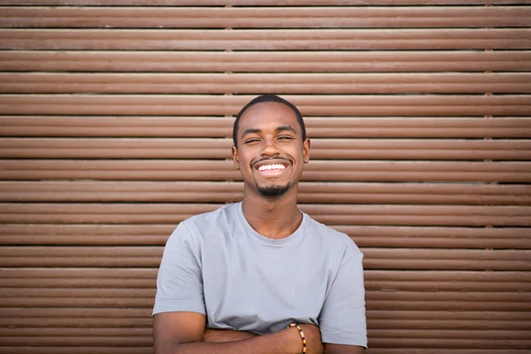 Retrato Joven Negro Feliz Con Los Brazos Cruzados Sonriendo Sobre —  Fotos de Stock