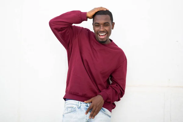 Портрет Веселого Молодого Африканца Рукой Голове Смеющегося Белом Фоне — стоковое фото