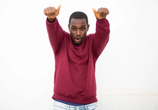 Porträtt Cool Ung Afrikansk Amerikansk Man Visar Tummen Upp Med — Stockfoto