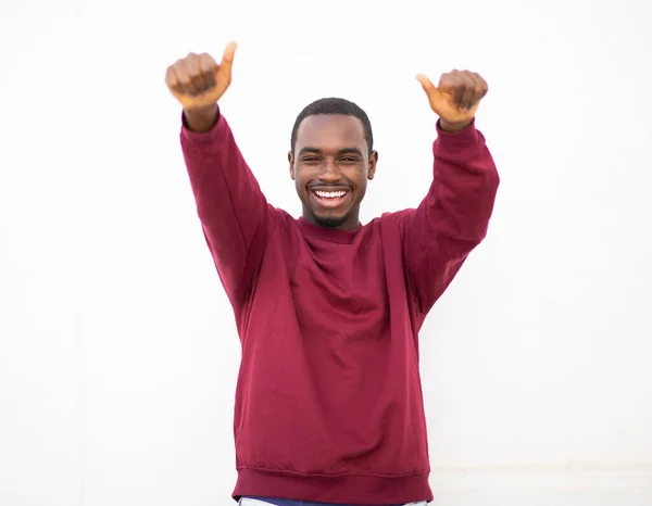 Портрет Счастливого Молодого Чёрного Парня Показывающего Большие Пальцы Белой Стене — стоковое фото