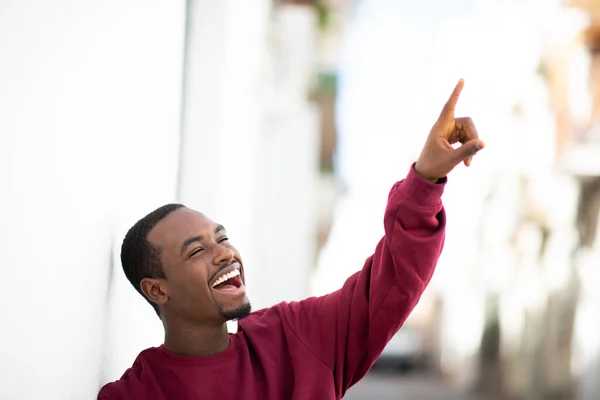 Πορτρέτο Του Χαρούμενου Νεαρού Αφροαμερικανού Άνδρα Που Δείχνει Μακριά Στέκεται — Φωτογραφία Αρχείου