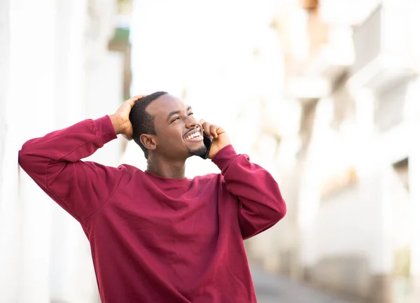 Porträtt Lycklig Afrikansk Man Lutar Sig Mot Väggen Och Talar — Stockfoto