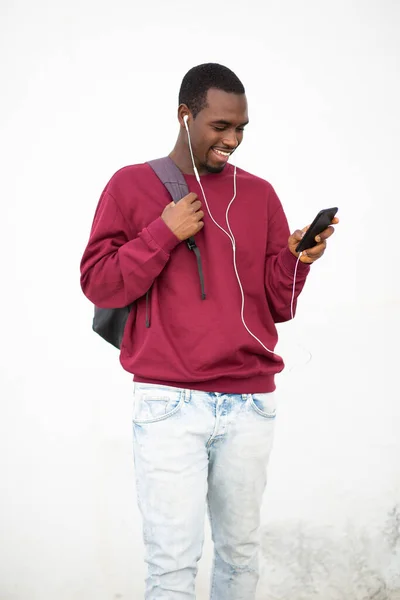 Retrato Joven Africano Feliz Con Auriculares Sosteniendo Teléfono Celular Escuchando —  Fotos de Stock