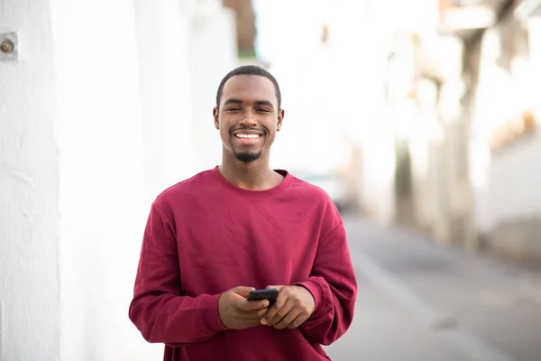 Porträtt Glad Afrikansk Amerikansk Man Som Håller Mobiltelefon Stående Utomhus — Stockfoto