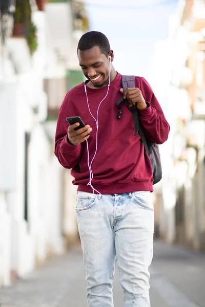Retrato Joven Africano Feliz Disfrutando Canción Favorita Usando Teléfono Móvil —  Fotos de Stock