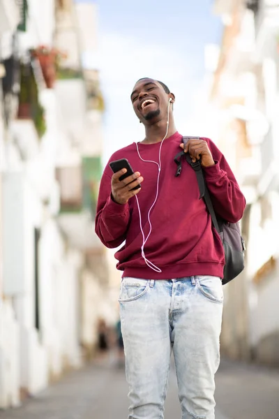 Porträtt Glad Afrikansk Amerikansk Man Lyssnar Musik Från Mobiltelefon Promenader — Stockfoto