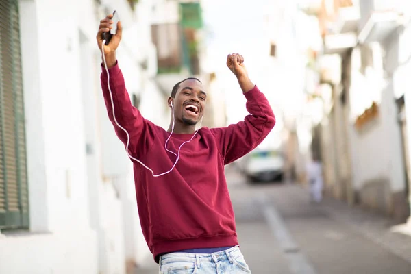 Portret Podekscytowanego Młodego Afrykanina Słuchającego Muzyki Słuchawkami Tańczącego Zewnątrz Mieście — Zdjęcie stockowe