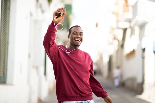 Retrato Joven Africano Feliz Con Teléfono Celular Auriculares Escuchando Música —  Fotos de Stock
