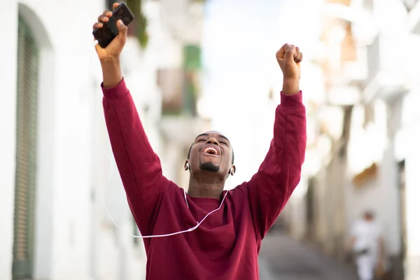 Portret Szczęśliwego Młodego Afrykanina Słuchającego Muzyki Słuchawkami Tańczącego Zewnątrz Mieście — Zdjęcie stockowe