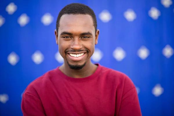 Närbild Porträtt Glad Ung Svart Man Ler Mot Blå Bakgrund — Stockfoto
