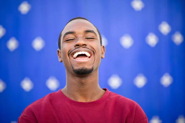 Close Portret Van Vrolijke Jonge Afrikaanse Man Glimlachend Tegen Blauwe — Stockfoto
