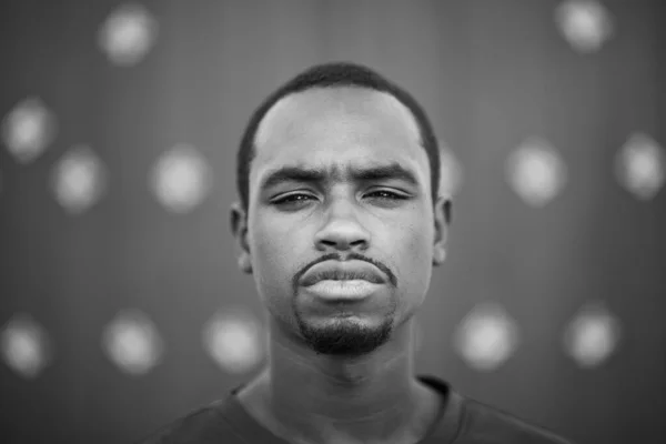 Kameraya Bakan Sakallı Ciddi Görünümlü Afrikalı Genç Bir Adamın Siyah — Stok fotoğraf