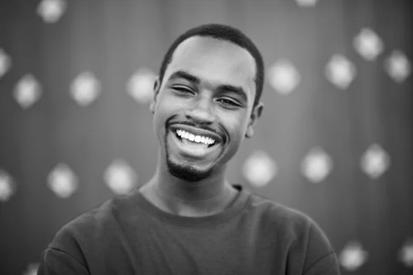 Detailní Černobílý Portrét Veselého Mladého Afrického Muže Vousy — Stock fotografie