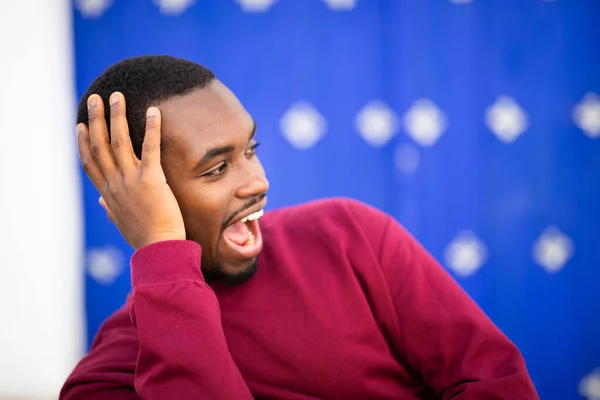 Detailní Portrét Vzrušeného Mladého Afrického Muže Dívá Pryč Usmívá — Stock fotografie