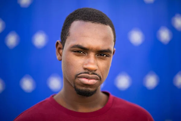 Nahaufnahme Porträt Eines Ernst Aussehenden Jungen Afrikaners Mit Bart Der — Stockfoto