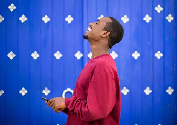 Boční Portrét Šťastný Mladý Africký Američan Chlap Mobilním Telefonem Úsměvem — Stock fotografie
